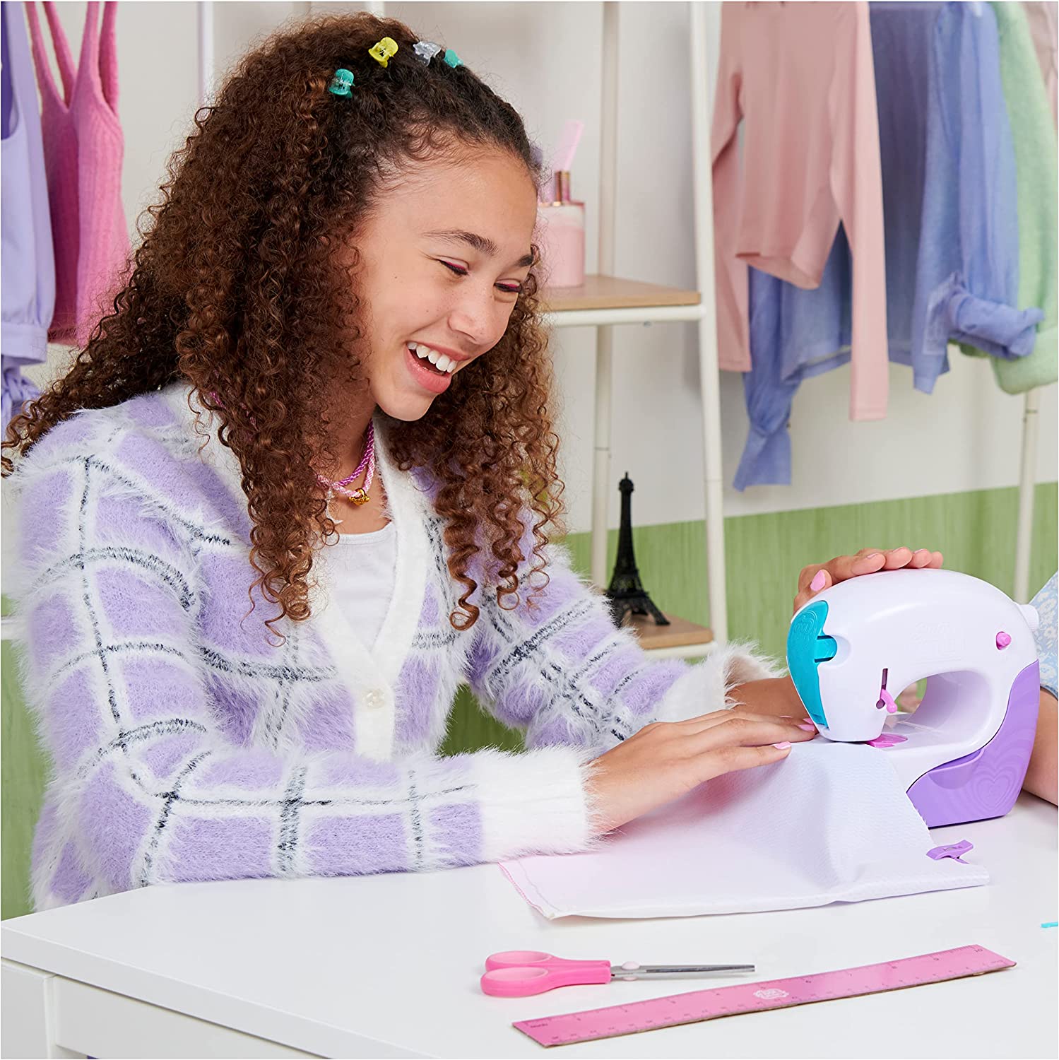Cool Maker，Stitch 'N Style Fashion Studio，带织物和水转印印花的预穿线缝纫机玩具，艺术和手工艺女孩儿童玩具