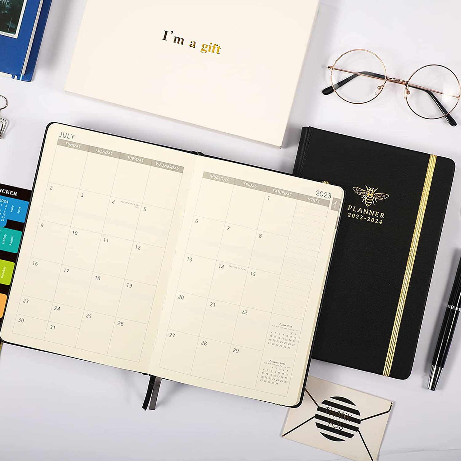 Planner 2023-2024 - Academic Planner 2023-2024 从 2023 年 7 月到 2024 年 6 月，2023-2024 周月计划，带日历贴纸，5.75" x 8.25"，Saffiano 皮革，笔环，后袋 - 黑蜜蜂