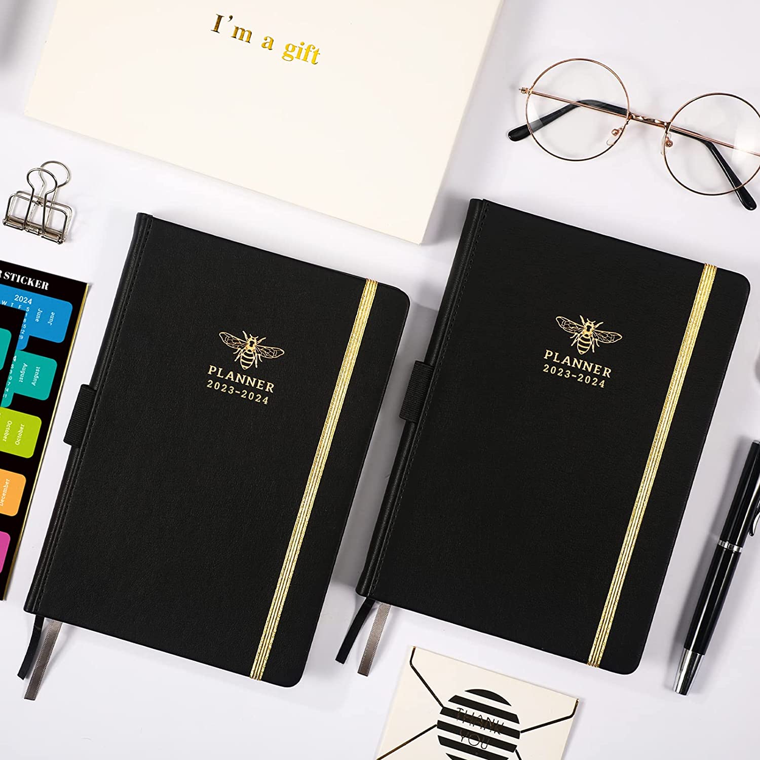 Planner 2023-2024 - Academic Planner 2023-2024 从 2023 年 7 月到 2024 年 6 月，2023-2024 周月计划，带日历贴纸，5.75" x 8.25"，Saffiano 皮革，笔环，后袋 - 黑蜜蜂