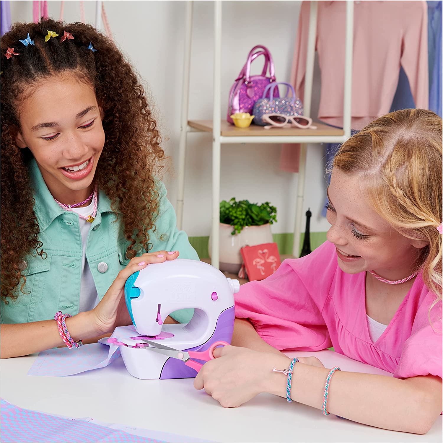 Cool Maker，Stitch 'N Style Fashion Studio，带织物和水转印印花的预穿线缝纫机玩具，艺术和手工艺女孩儿童玩具